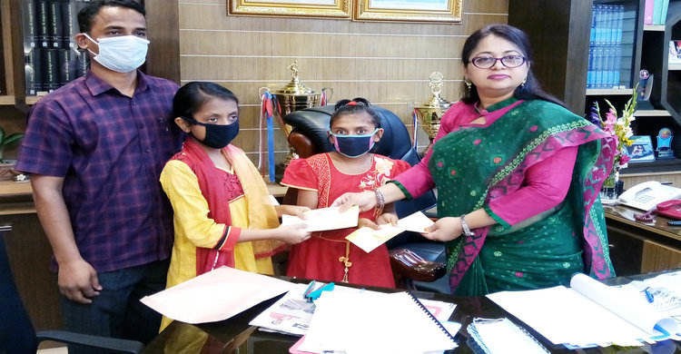 দরিদ্র শিক্ষার্থীদের মাঝে জেলা প্রশাসকের নগদ অর্থ বিতরণ দরিদ্র শিক্ষার্থীদের মাঝে জেলা প্রশাসকের নগদ অর্থ বিতরণ