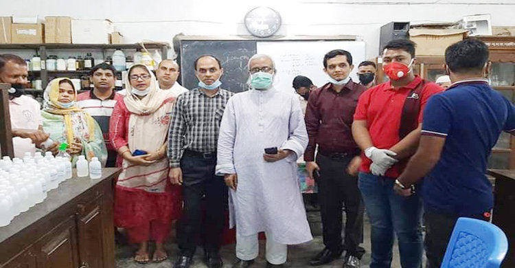নরসিংদীতে কলেজ শিক্ষার্থীদের তৈরীকৃত হ্যান্ড স্যানিটাইজার বিতরণ নরসিংদীতে কলেজ শিক্ষার্থীদের তৈরীকৃত হ্যান্ড স্যানিটাইজার বিতরণ