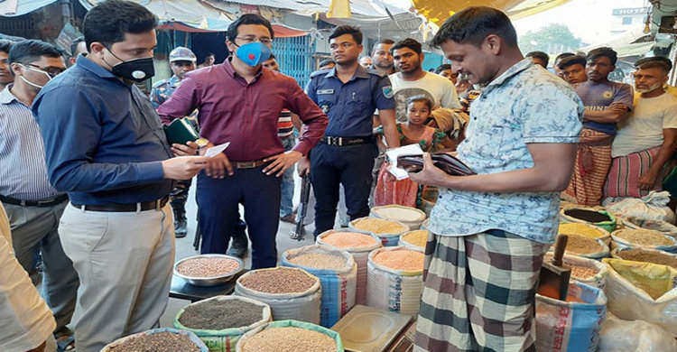 নরসিংদীতে দ্রব্যমূল্যের উর্দ্ধগতি ঠেকাতে ভ্রাম্যমান আদালতের অভিযান নরসিংদীতে দ্রব্যমূল্যের উর্দ্ধগতি ঠেকাতে ভ্রাম্যমান আদালতের অভিযান