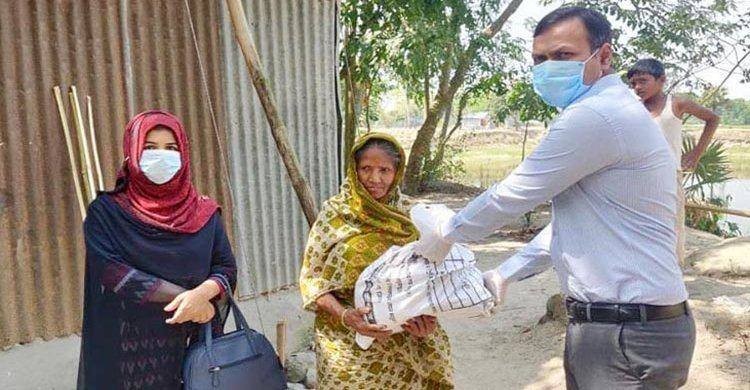 শিবপুরে দরিদ্র মানুষের ঘরে ঘরে পৌঁছানো হচ্ছে খাদ্যসামগ্রী শিবপুরে দরিদ্র মানুষের ঘরে ঘরে পৌঁছানো হচ্ছে খাদ্যসামগ্রী