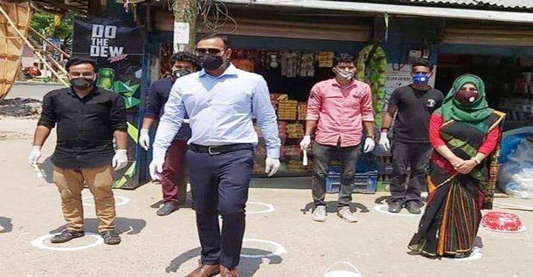 শিবপুরে দোকানগুলোর সামনে গোল বৃত্ত আঁকছে উপজেলা প্রশাসন শিবপুরে দোকানগুলোর সামনে গোল বৃত্ত আঁকছে উপজেলা প্রশাসন