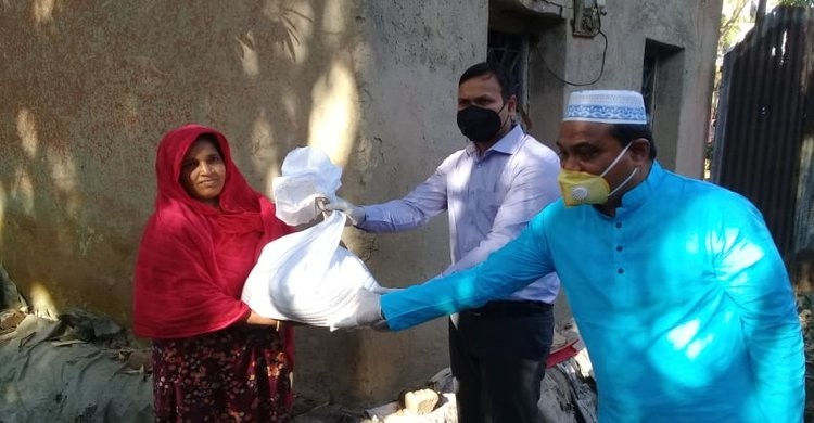 শিবপুর পৌরসভার দরিদ্র জনগোষ্ঠীর মাঝে খাদ্য সামগ্রী বিতরণ শিবপুর পৌরসভার দরিদ্র জনগোষ্ঠীর মাঝে খাদ্য সামগ্রী বিতরণ
