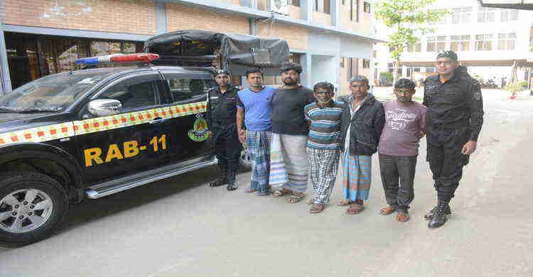 র্যাবের পৃথক অভিযানে ০৬ মাদক ব্যবসায়ী গ্রেফতার, ফেন্সিডিল ও গাঁজা উদ্ধার র্যাবের পৃথক অভিযানে ০৬ মাদক ব্যবসায়ী গ্রেফতার, ফেন্সিডিল ও গাঁজা উদ্ধার