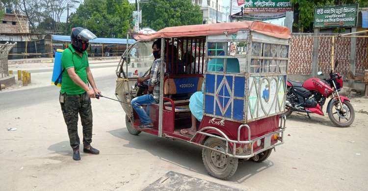 করোনাভাইরাস: নরসিংদীতে যানবাহন জীবাণুমুক্তকরণে এক যুবক করোনাভাইরাস: নরসিংদীতে যানবাহন জীবাণুমুক্তকরণে এক যুবক