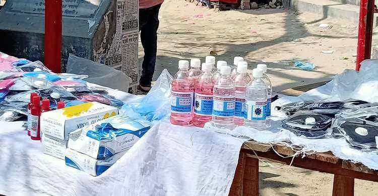 নরসিংদীতে ফুটপাতে বিক্রি হওয়া হ্যান্ডস্যানিটাইজার নিয়ে প্রশ্ন নরসিংদীতে ফুটপাতে বিক্রি হওয়া হ্যান্ডস্যানিটাইজার নিয়ে প্রশ্ন