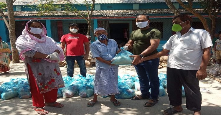 বেলাবতে দুই ভাইয়ের বেতনের টাকায় খাদ্যসামগ্রী বিতরণ বেলাবতে দুই ভাইয়ের বেতনের টাকায় খাদ্যসামগ্রী বিতরণ