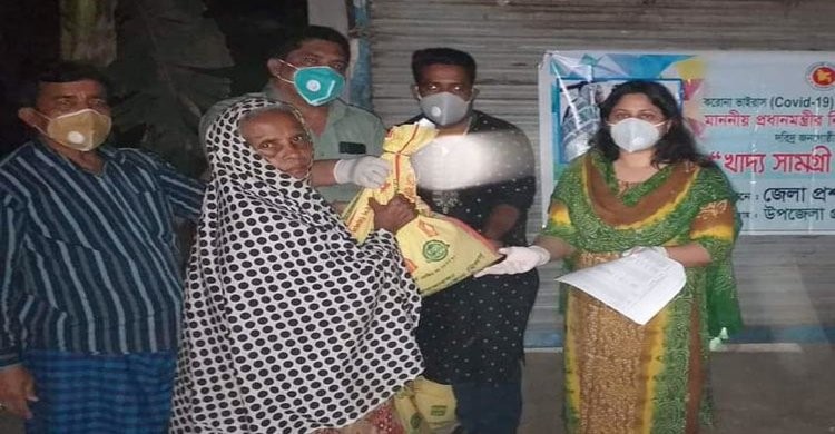 পলাশে মধ্যরাতেও খাদ্যসামগ্রী নিয়ে হাজির হচ্ছেন ইউএনও পলাশে মধ্যরাতেও খাদ্যসামগ্রী নিয়ে হাজির হচ্ছেন ইউএনও