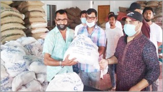 নরসিংদীতে পৌর মেয়র প্রতিদিন খাদ্য সামগ্রী ও ইফতার দিচ্ছেন