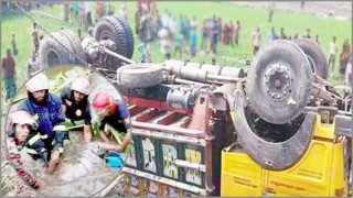 ঈদে বাড়ী ফেরার পথে রডবোঝাই ট্রাক উল্টে তিন শিশুসহ নিহত ১৩ ঈদে বাড়ী ফেরার পথে রডবোঝাই ট্রাক উল্টে তিন শিশুসহ নিহত ১৩