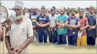 হাঁটু পানিতে কয়রাবাসীর ঈদের নামাজ আদায় হাঁটু পানিতে কয়রাবাসীর ঈদের নামাজ আদায়