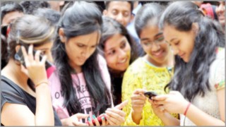 মোবাইলে এসএসসির ফল পেতে ৮ লাখ পরীক্ষার্থীর নিবন্ধন মোবাইলে এসএসসির ফল পেতে ৮ লাখ পরীক্ষার্থীর নিবন্ধন