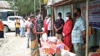 মনোহরদীতে কর্মহীনদের মাঝে ঈদ উপহার বিতরণ