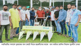 পলাশে কৃষকের ধান কাটতে ছাত্রলীগকে  ধানকাটার মেশিন দিলো যুবলীগ নেতা