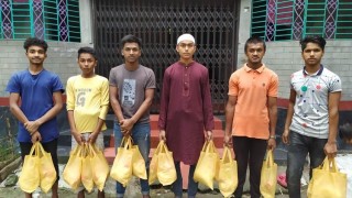 রায়পুরায় হাত খরচের টাকায় দুস্থদের পাশে ছাত্রলীগ কর্মী