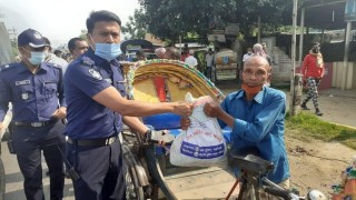 নরসিংদীতে রিক্সাচালকদের খাদ্যসামগ্রী দিলো পুলিশ নরসিংদীতে রিক্সাচালকদের খাদ্যসামগ্রী দিলো পুলিশ
