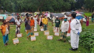 শিবপুরে বেদে ও সুবিধাবঞ্চিত মানুষের মধ্যে পুলিশের ঈদ উপহার