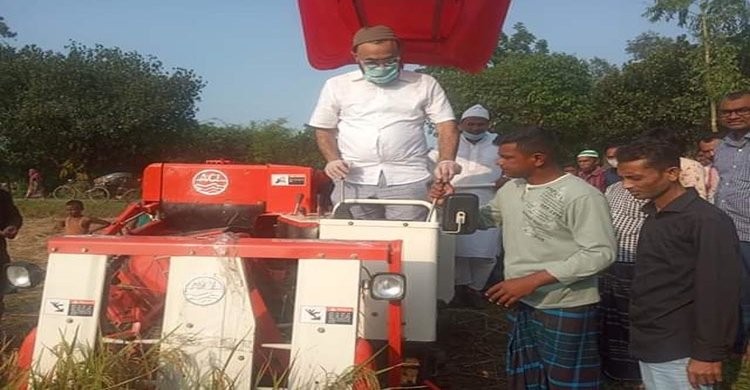বেলাবতে কম্বাইন্ড হারভেস্টার মেশিনে ধান কাটা শুরু বেলাবতে কম্বাইন্ড হারভেস্টার মেশিনে ধান কাটা শুরু