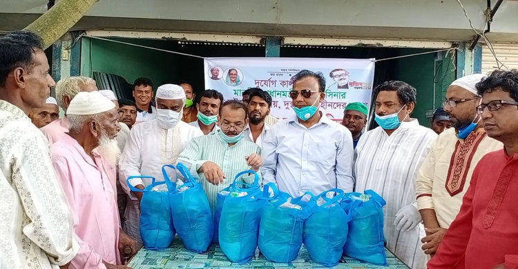 রায়পুরায় আ’লীগের ঈদ উপহার সামগ্রী বিতরণ রায়পুরায় আ’লীগের ঈদ উপহার সামগ্রী বিতরণ