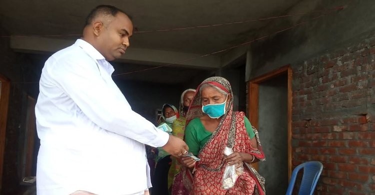 বেলাবতে হতদরিদ্রদের মাঝে নগদ অর্থ প্রদান বেলাবতে হতদরিদ্রদের মাঝে নগদ অর্থ প্রদান
