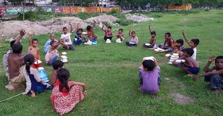 নরসিংদী শহরে পথশিশুদের মধ্যে ইফতার বিতরণ নরসিংদী শহরে পথশিশুদের মধ্যে ইফতার বিতরণ