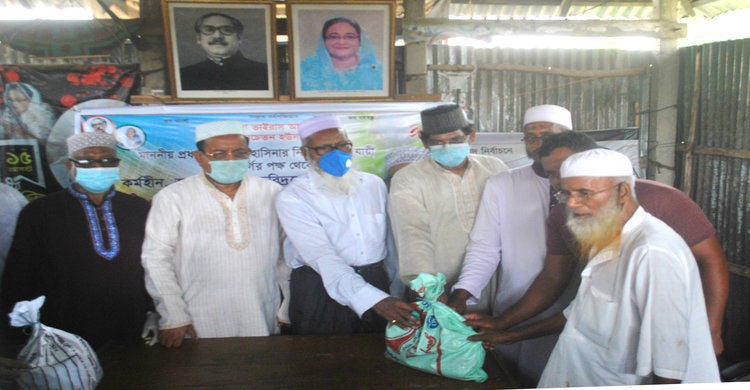 শিবপুরে আ’লীগ নেতার ঈদ উপহার সামগ্রী বিতরণ শিবপুরে আ’লীগ নেতার ঈদ উপহার সামগ্রী বিতরণ