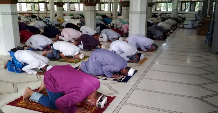 নরসিংদী জেলাজুড়ে মসজিদে অনুষ্ঠিত হলো ঈদের নামাজ নরসিংদী জেলাজুড়ে মসজিদে অনুষ্ঠিত হলো ঈদের নামাজ