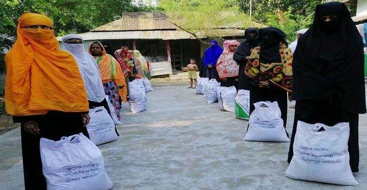 শিবপুরে ফিরোজা-আরিফ মহিলা উন্নয়ন সংস্থার খাদ্যসামগ্রী বিতরণ শিবপুরে ফিরোজা-আরিফ মহিলা উন্নয়ন সংস্থার খাদ্যসামগ্রী বিতরণ