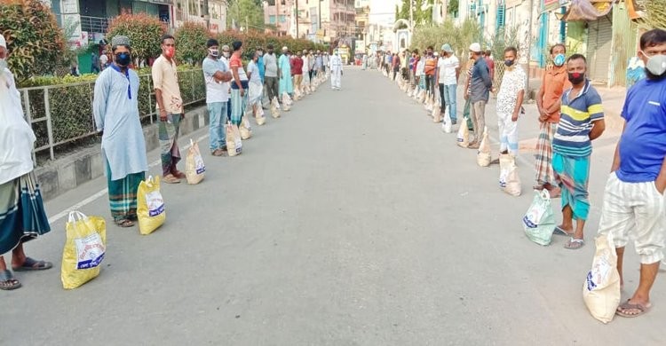 নরসিংদীতে পরিবহণ চালকদের খাদ্যসামগ্রী দিলো পুলিশ নরসিংদীতে পরিবহণ চালকদের খাদ্যসামগ্রী দিলো পুলিশ