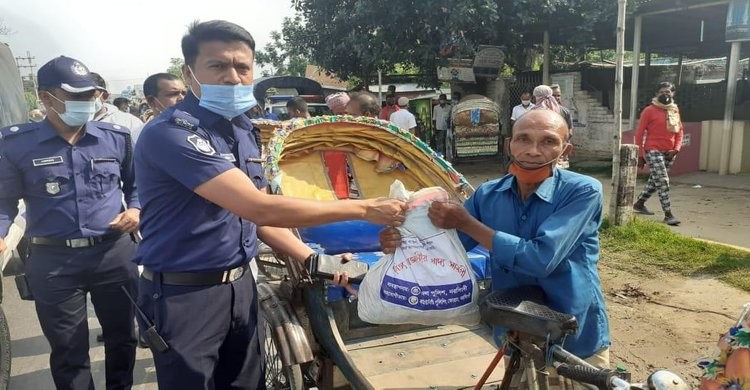 নরসিংদীতে রিক্সাচালকদের খাদ্যসামগ্রী দিলো পুলিশ নরসিংদীতে রিক্সাচালকদের খাদ্যসামগ্রী দিলো পুলিশ