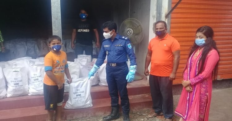 ’আমাদের শিবপুর' ফেসবুক গ্রুপের উদ্যোগে ঈদ উপহার বিতরণ ’আমাদের শিবপুর' ফেসবুক গ্রুপের উদ্যোগে ঈদ উপহার বিতরণ