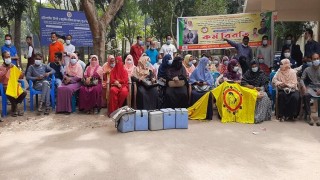 নরসিংদীতে স্বাস্থ্য সহকারীদের কর্মবিরতি পালন