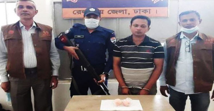 বিমানবন্দর রেলওয়ে স্টেশনের প্লাটফর্ম থেকে ১১ শত ইয়াবাসহ যাত্রী গ্রেফতার বিমানবন্দর রেলওয়ে স্টেশনের প্লাটফর্ম থেকে ১১ শত ইয়াবাসহ যাত্রী গ্রেফতার
