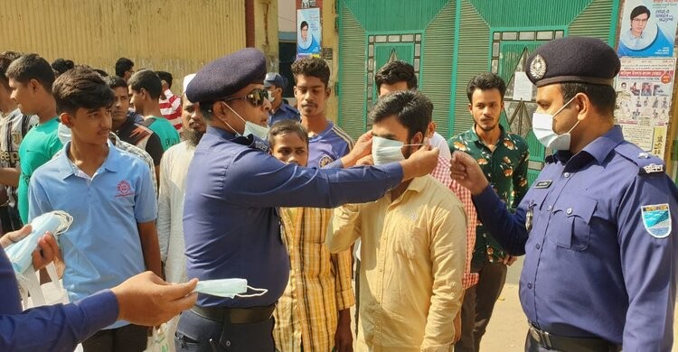 নরসিংদীতে করোনার দ্বিতীয় ঢেউ মোকাবেলায় পুলিশের মাস্ক বিতরণ নরসিংদীতে করোনার দ্বিতীয় ঢেউ মোকাবেলায় পুলিশের মাস্ক বিতরণ