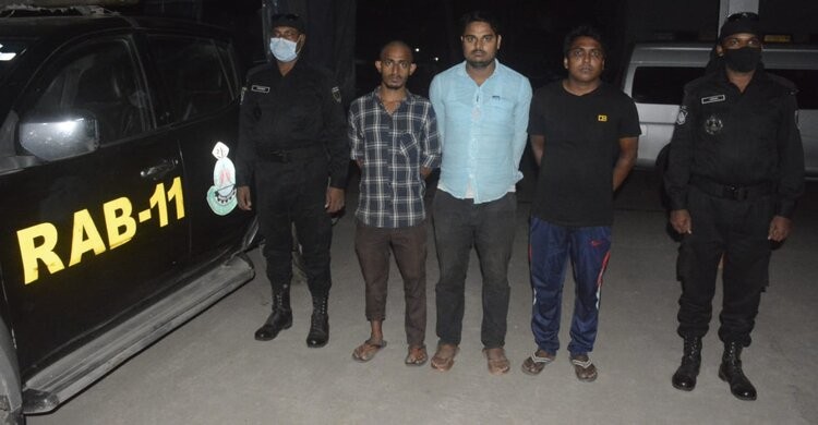 নরসিংদীতে গবাদি পশুপাখির নকল এন্টি-বায়োটিক ঔষুধ তৈরির দায়ে ০৩ জন গ্রেফতার নরসিংদীতে গবাদি পশুপাখির নকল এন্টি-বায়োটিক ঔষুধ তৈরির দায়ে ০৩ জন গ্রেফতার