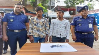 মাধবদীতে মার্কেট থেকে অস্ত্রসহ দুই যুবক আটক