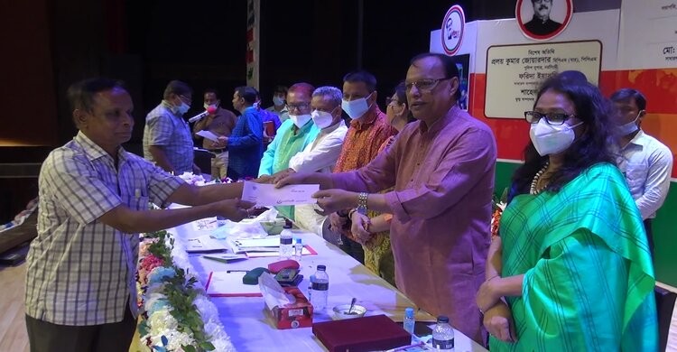নরসিংদীতে সাংবাদিকদের মধ্যে প্রধানমন্ত্রীর আর্থিক সহায়তার চেক বিতরণ নরসিংদীতে সাংবাদিকদের মধ্যে প্রধানমন্ত্রীর আর্থিক সহায়তার চেক বিতরণ