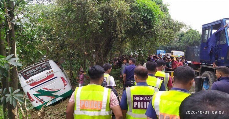 শিবপুরে যাত্রীবাহি বাস খাদে পড়ে পথচারী নিহত শিবপুরে যাত্রীবাহি বাস খাদে পড়ে পথচারী নিহত