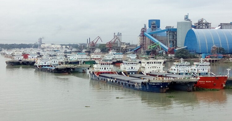 নৌযান ধর্মঘট: ঘোড়াশালের শীতলক্ষ্যা নদীতে আটকা শতাধিক লাইটার জাহাজ নৌযান ধর্মঘট: ঘোড়াশালের শীতলক্ষ্যা নদীতে আটকা শতাধিক লাইটার জাহাজ