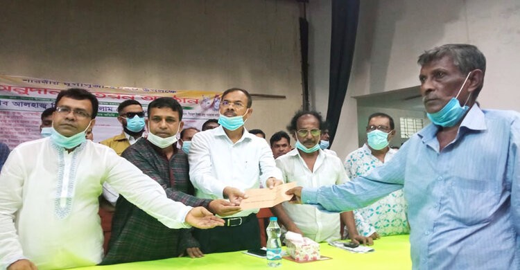 শিবপুরের ৭১টি পূজা মন্ডপে অনুদান বিতরণ শিবপুরের ৭১টি পূজা মন্ডপে অনুদান বিতরণ