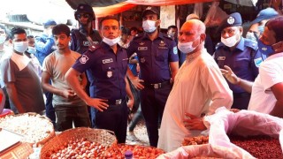 নরসিংদীতে বাড়তি দামে পেঁয়াজ বিক্রি বন্ধে বাজার মনিটরিংয়ে পুলিশ