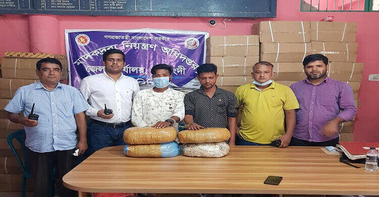 নরসিংদীতে ১১ কেজি গাঁজাসহ গ্রেফতার ৩ নরসিংদীতে ১১ কেজি গাঁজাসহ গ্রেফতার ৩