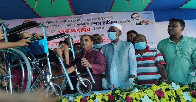 প্রধানমন্ত্রীর জন্মদিনে নরসিংদীতে সেলাই মেশিন ও হুইল চেয়ার বিতরণ প্রধানমন্ত্রীর জন্মদিনে নরসিংদীতে সেলাই মেশিন ও হুইল চেয়ার বিতরণ
