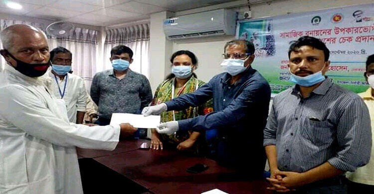 পলাশে সামাজিক বনায়নের উপকারভোগীদের মাঝে চেক বিতরণ পলাশে সামাজিক বনায়নের উপকারভোগীদের মাঝে চেক বিতরণ