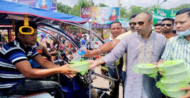 প্রধানমন্ত্রীর জন্মদিনে পলাশে গরীব মানুষের মাঝে খাবার বিতরণ প্রধানমন্ত্রীর জন্মদিনে পলাশে গরীব মানুষের মাঝে খাবার বিতরণ