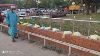 পলাশে বাসস্ট্যান্ডে পথচারীদের জন্য রাখা হয় ইফতার সামগ্রী
