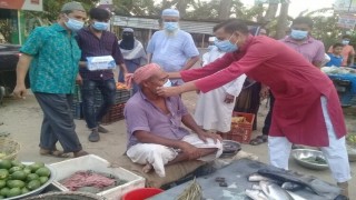 শিবপুরের সাধারচরে বিনামূল্যে ৫ হাজার মাস্ক বিতরণ শিবপুরের সাধারচরে বিনামূল্যে ৫ হাজার মাস্ক বিতরণ