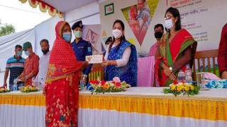 নরসিংদীতে দরিদ্র পরিবারের মধ্যে আর্থিক সহায়তা প্রদান