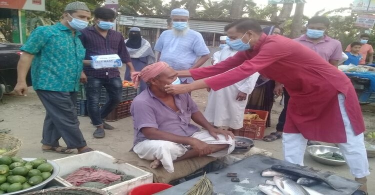 শিবপুরের সাধারচরে বিনামূল্যে ৫ হাজার মাস্ক বিতরণ শিবপুরের সাধারচরে বিনামূল্যে ৫ হাজার মাস্ক বিতরণ