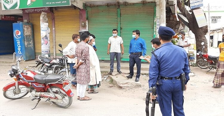 নরসিংদীতে একদিনে ৫৭ জনকে ৪৬ হাজার টাকা অর্থদণ্ড নরসিংদীতে একদিনে ৫৭ জনকে ৪৬ হাজার টাকা অর্থদণ্ড