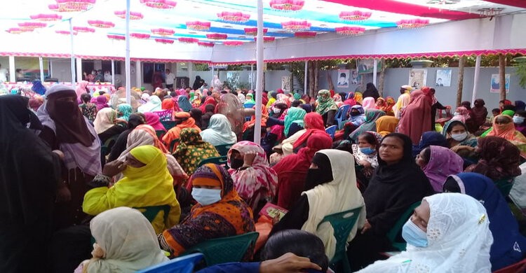 শিবপুরে স্বাস্থ্যবিধির তোয়াক্কা না করেই খাদ্যসামগ্রী বিতরণ শিবপুরে স্বাস্থ্যবিধির তোয়াক্কা না করেই খাদ্যসামগ্রী বিতরণ